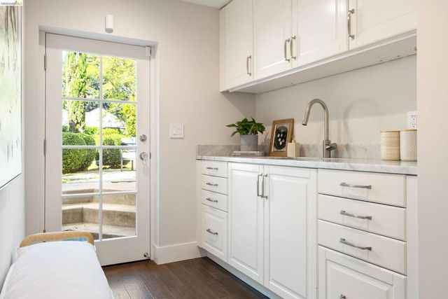 835 Grosvenor Pl, Oakland, CA 94610