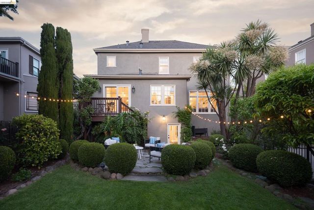 835 Grosvenor Pl, Oakland, CA 94610