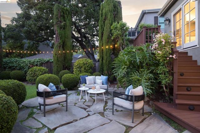 835 Grosvenor Pl, Oakland, CA 94610