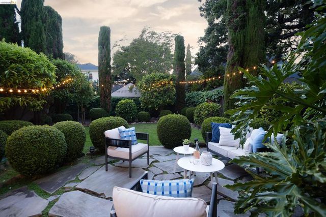 835 Grosvenor Pl, Oakland, CA 94610