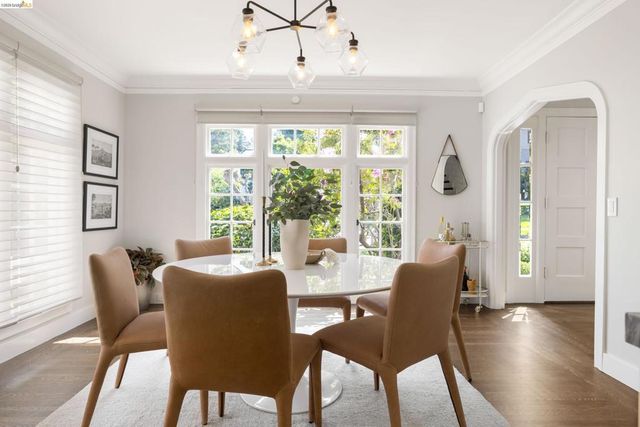 835 Grosvenor Pl, Oakland, CA 94610