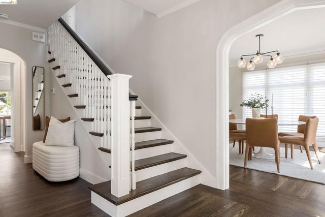 835 Grosvenor Pl, Oakland, CA 94610