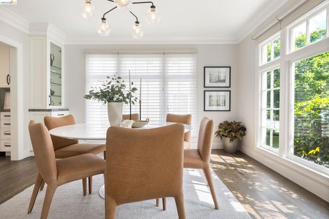 835 Grosvenor Pl, Oakland, CA 94610