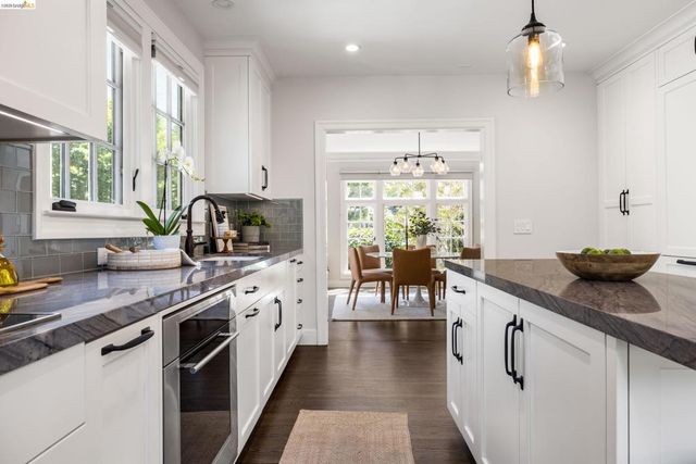 835 Grosvenor Pl, Oakland, CA 94610