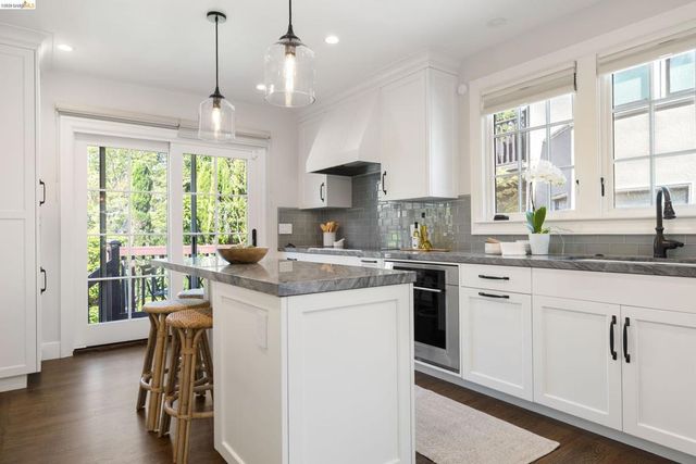 835 Grosvenor Pl, Oakland, CA 94610