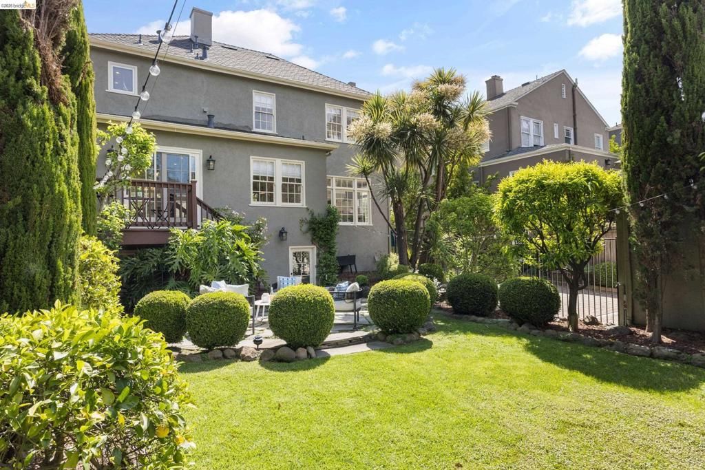Image 10 of property listing at 835 Grosvenor Pl, Oakland, CA 94610