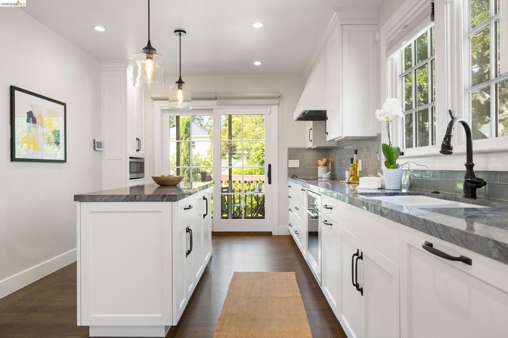 Image 12 of property listing at 835 Grosvenor Pl, Oakland, CA 94610