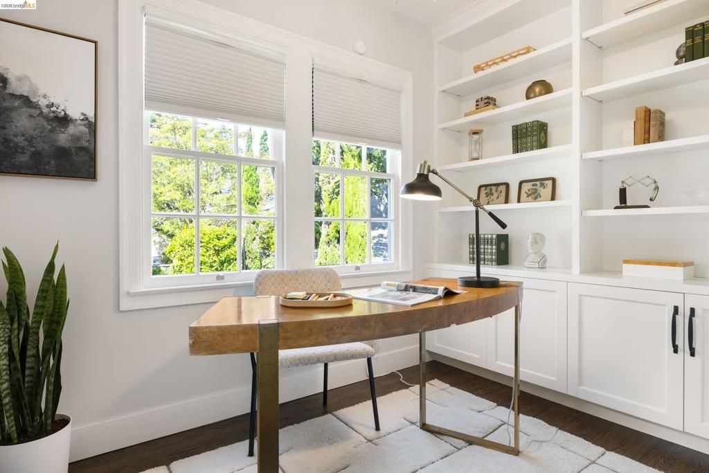 Image 13 of property listing at 835 Grosvenor Pl, Oakland, CA 94610