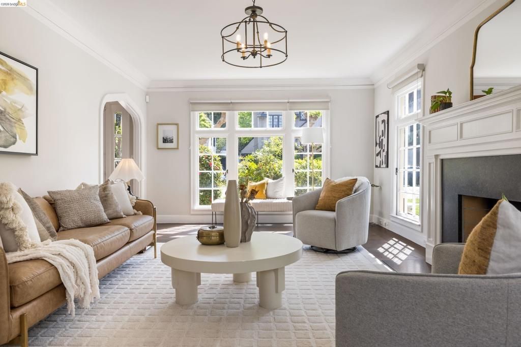 Image 15 of property listing at 835 Grosvenor Pl, Oakland, CA 94610