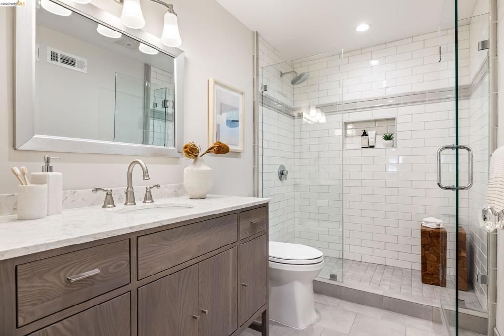 Image 19 of property listing at 835 Grosvenor Pl, Oakland, CA 94610