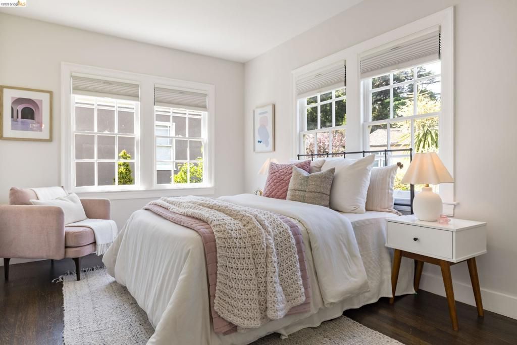 Image 20 of property listing at 835 Grosvenor Pl, Oakland, CA 94610