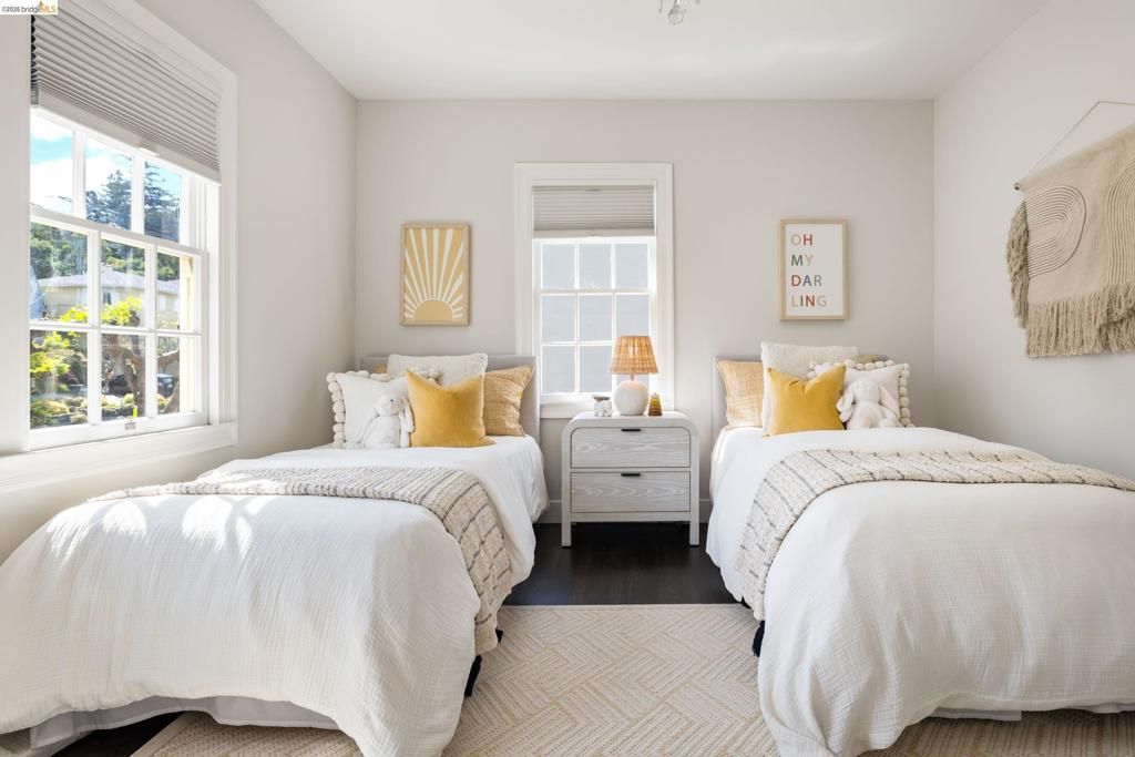 Image 21 of property listing at 835 Grosvenor Pl, Oakland, CA 94610