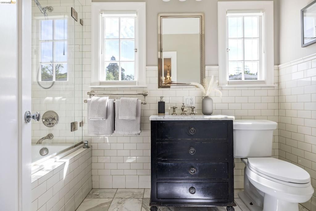 Image 22 of property listing at 835 Grosvenor Pl, Oakland, CA 94610