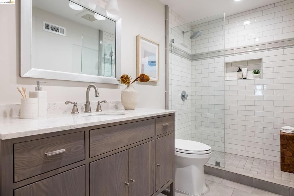 Image 26 of property listing at 835 Grosvenor Pl, Oakland, CA 94610