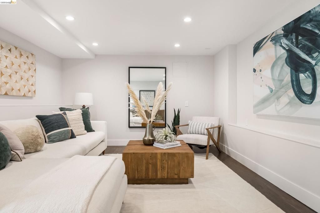 Image 28 of property listing at 835 Grosvenor Pl, Oakland, CA 94610