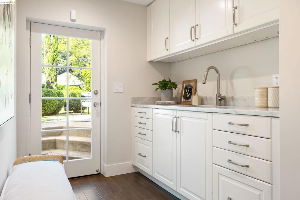 Image 29 of property listing at 835 Grosvenor Pl, Oakland, CA 94610