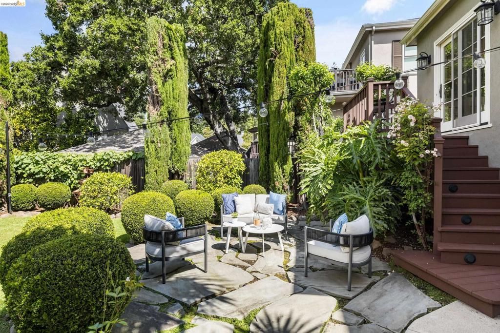 Image 30 of property listing at 835 Grosvenor Pl, Oakland, CA 94610