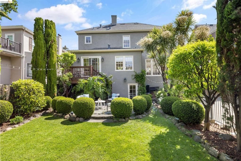 Image 31 of property listing at 835 Grosvenor Pl, Oakland, CA 94610