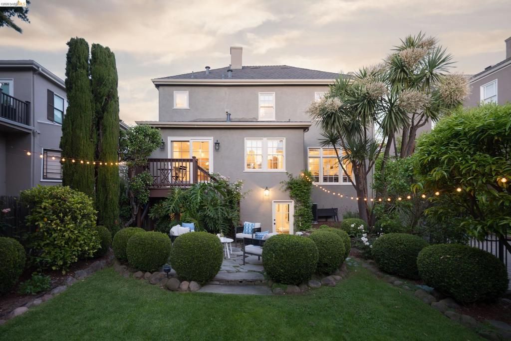 Image 32 of property listing at 835 Grosvenor Pl, Oakland, CA 94610