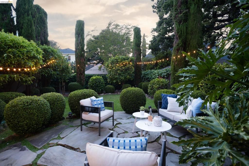 Image 35 of property listing at 835 Grosvenor Pl, Oakland, CA 94610