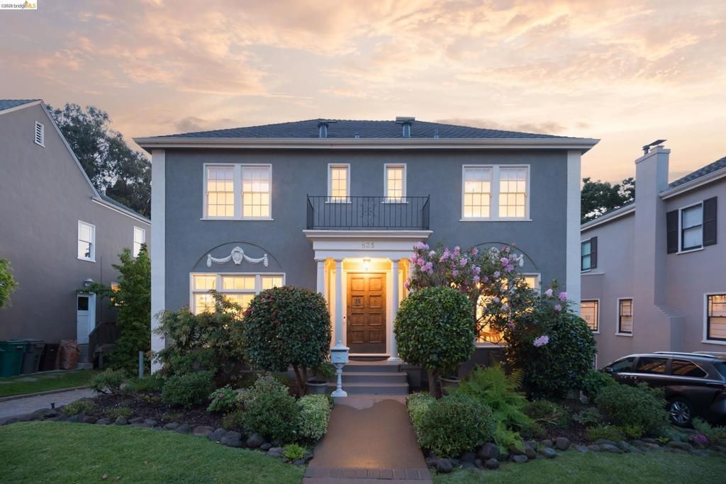Image 36 of property listing at 835 Grosvenor Pl, Oakland, CA 94610