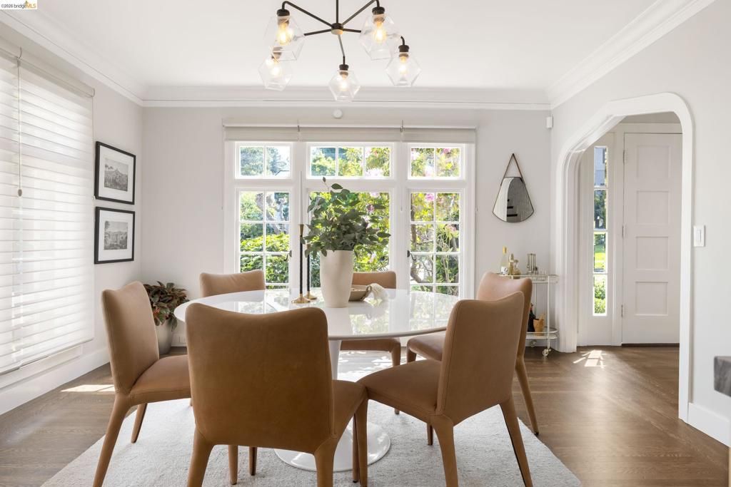 Image 4 of property listing at 835 Grosvenor Pl, Oakland, CA 94610