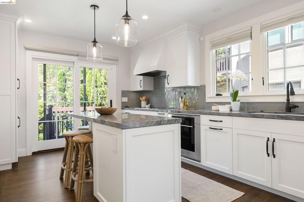 Image 9 of property listing at 835 Grosvenor Pl, Oakland, CA 94610