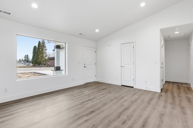 24 W 12th St, Deer Park, WA 99006
