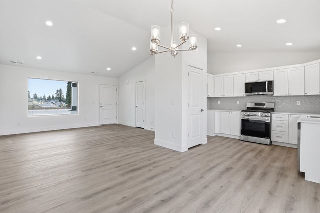 24 W 12th St, Deer Park, WA 99006