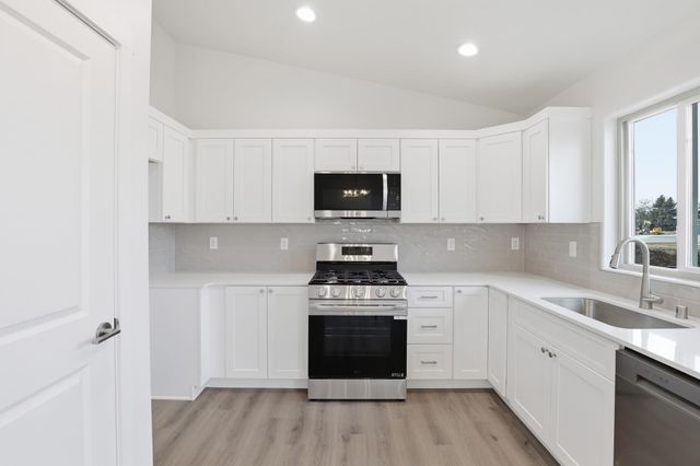 24 W 12th St, Deer Park, WA 99006