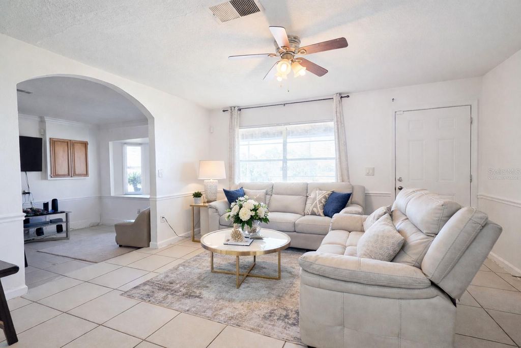 Image 9 of property listing at 1221 OCOEE APOPKA ROAD, Apopka, FL 32703