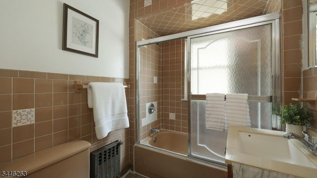 61 W Clay Ave, Roselle Park Boro, NJ 07204
