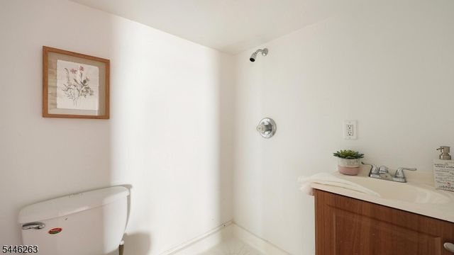 61 W Clay Ave, Roselle Park Boro, NJ 07204