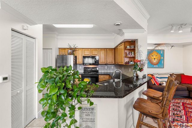 2012 Alta Meadows Lane 111, Delray Beach, FL 33444