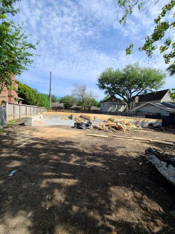 4904 Imperial Street, Bellaire, TX 77401