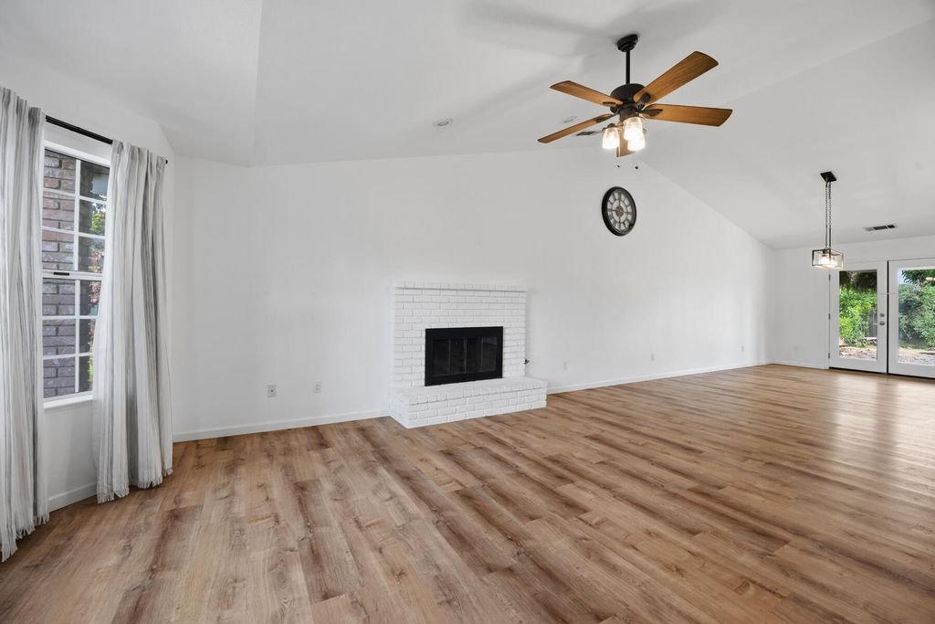 Image 10 of property listing at 4324 W Orchard Avenue, Visalia, CA 93277