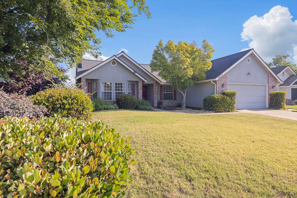 Image 2 of property listing at 4324 W Orchard Avenue, Visalia, CA 93277