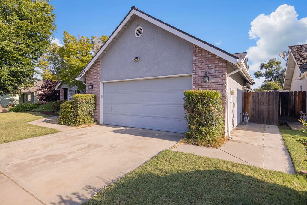 Image 3 of property listing at 4324 W Orchard Avenue, Visalia, CA 93277