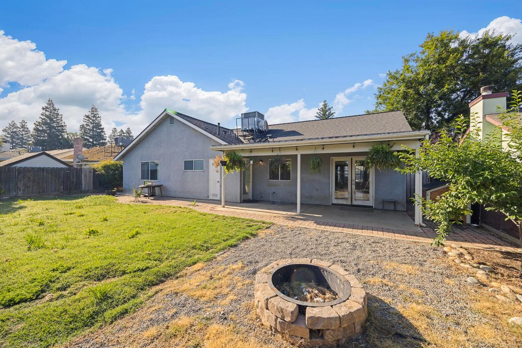 Image 31 of property listing at 4324 W Orchard Avenue, Visalia, CA 93277
