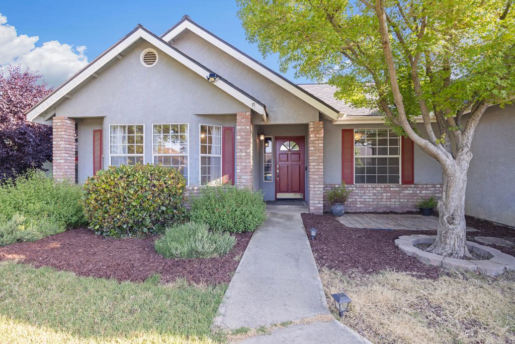 Image 4 of property listing at 4324 W Orchard Avenue, Visalia, CA 93277