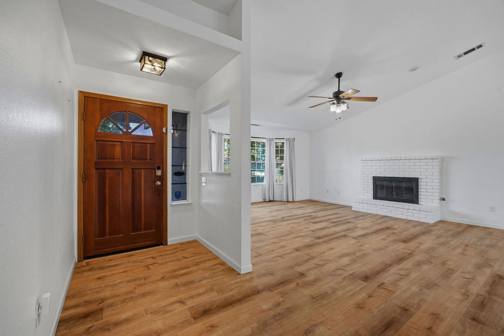 Image 7 of property listing at 4324 W Orchard Avenue, Visalia, CA 93277