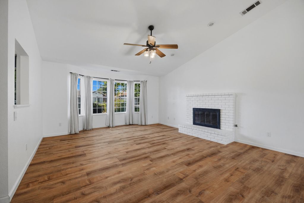 Image 8 of property listing at 4324 W Orchard Avenue, Visalia, CA 93277