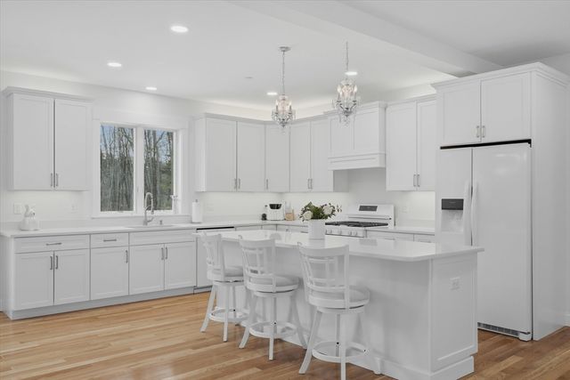 14 Lefevre Dr, Kingston, NH 03848