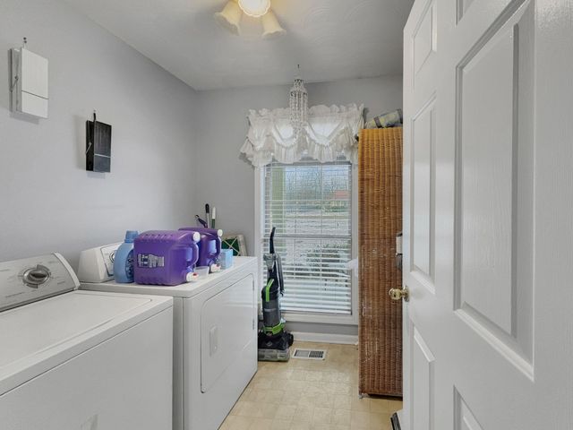 516 Callahan Dr, New Johnsonville, TN 37134