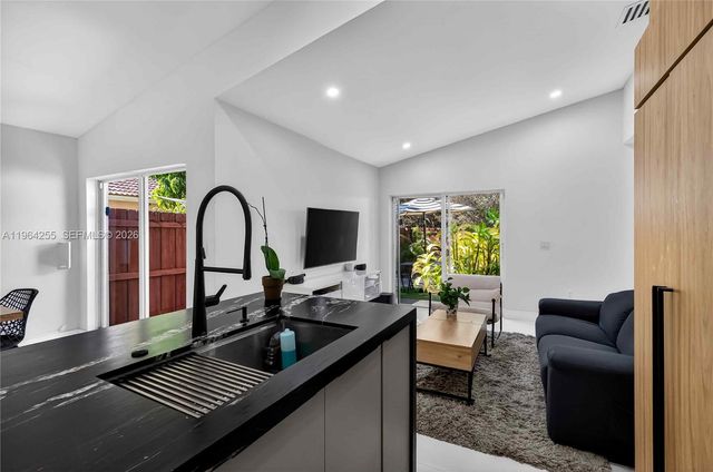 160 SW 206th Ave, Pembroke Pines, FL 33029