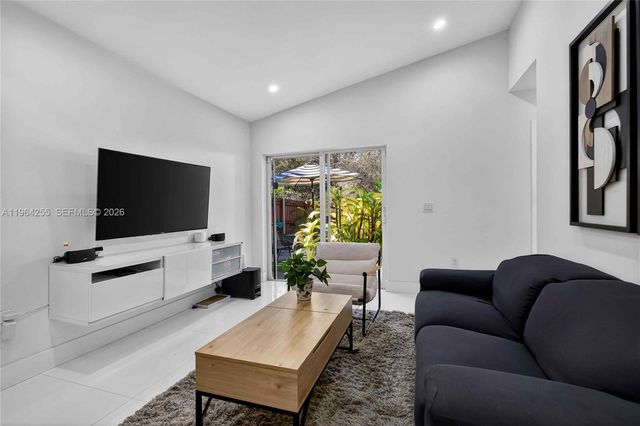 160 SW 206th Ave, Pembroke Pines, FL 33029