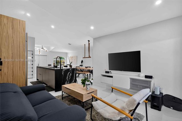 160 SW 206th Ave, Pembroke Pines, FL 33029