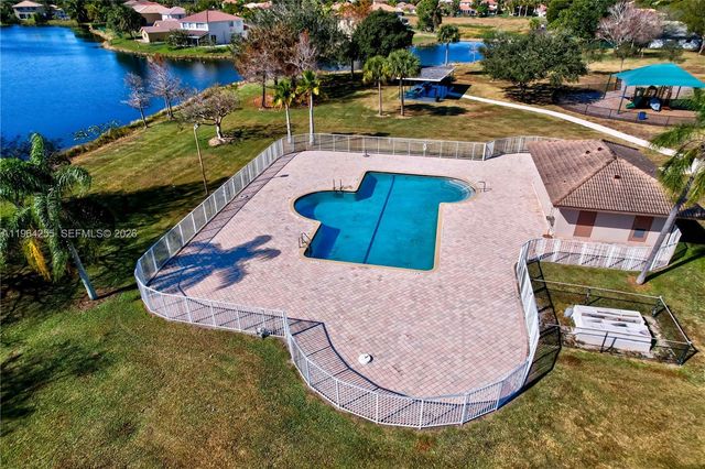 160 SW 206th Ave, Pembroke Pines, FL 33029