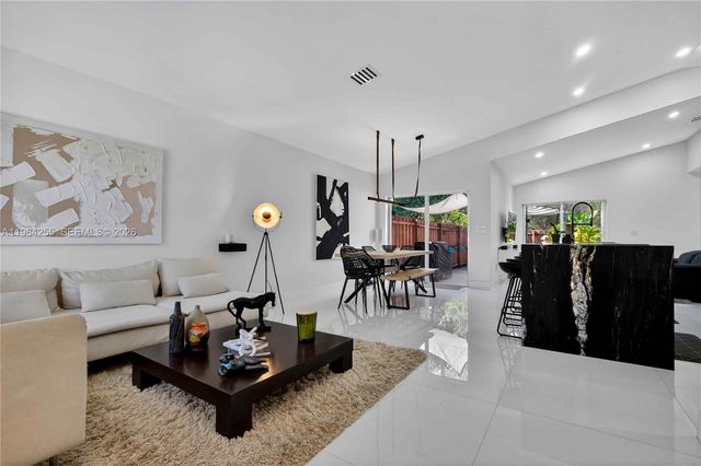 160 SW 206th Ave, Pembroke Pines, FL 33029