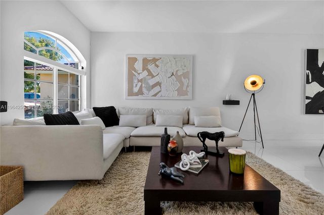 160 SW 206th Ave, Pembroke Pines, FL 33029